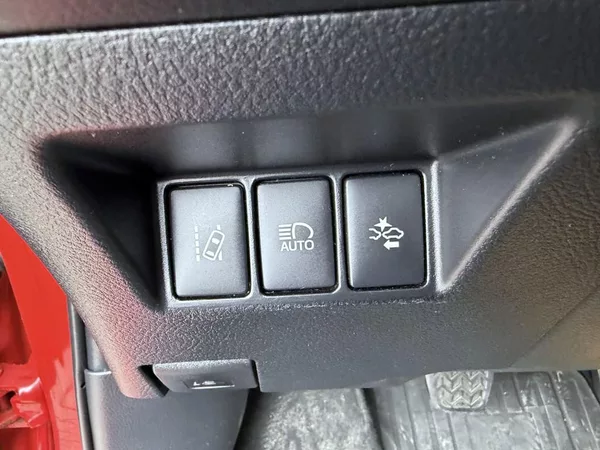 Toyota Yaris 1.0i 51 kW klima, serviska - foto 14