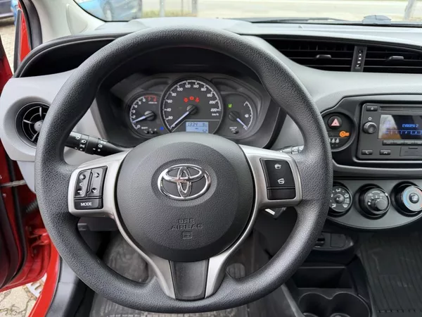 Toyota Yaris 1.0i 51 kW klima, serviska - foto 16