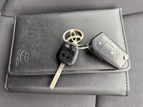 Toyota Yaris 1.0i 51 kW klima, serviska - foto 17