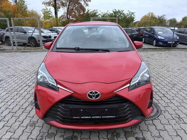 Toyota Yaris 1.0i 51 kW klima, serviska - foto 2