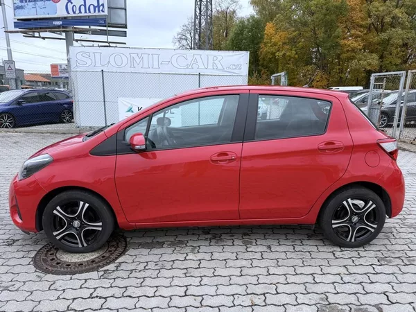 Toyota Yaris 1.0i 51 kW klima, serviska - foto 3