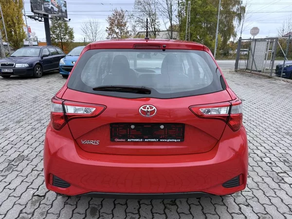 Toyota Yaris 1.0i 51 kW klima, serviska - foto 4
