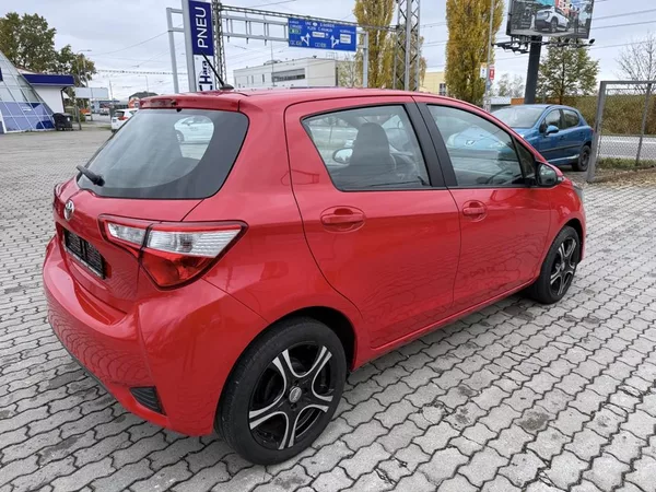 Toyota Yaris 1.0i 51 kW klima, serviska - foto 5