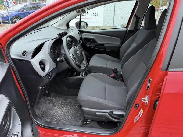 Toyota Yaris 1.0i 51 kW klima, serviska - foto 6