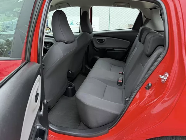 Toyota Yaris 1.0i 51 kW klima, serviska - foto 7