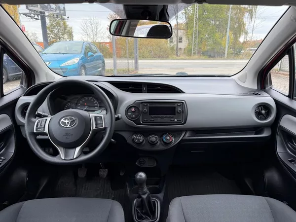 Toyota Yaris 1.0i 51 kW klima, serviska - foto 8