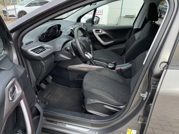 Peugeot 2008 Style 1.2i 60 kW, serviska - foto 6