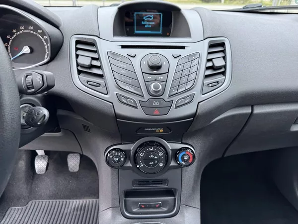 Ford Fiesta 1.0i 74 kW klima - foto 14