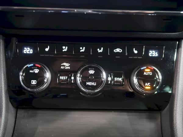 Škoda Superb STYLE 2.0TDI 147KW 4x4 DSG TAŽ - foto 33