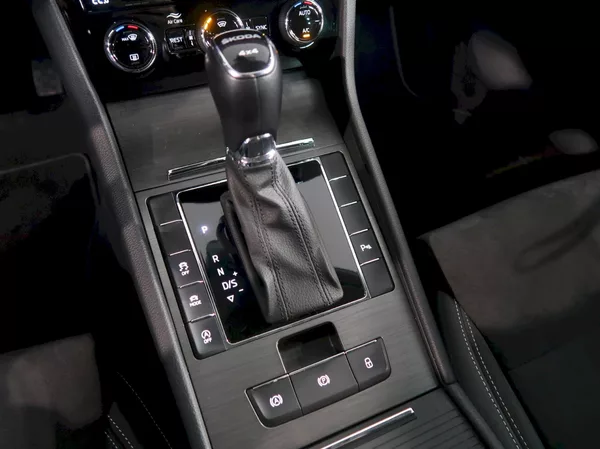 Škoda Superb STYLE 2.0TDI 147KW 4x4 DSG TAŽ - foto 34