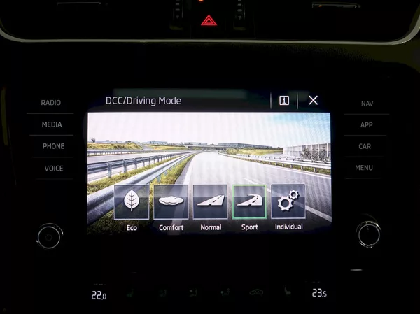Škoda Octavia STYLE 1.5TSI 110KW DSG DCC NAV - foto 26