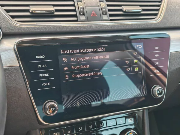 Škoda Superb Ambition 7DSG 2,0TDI - foto 15