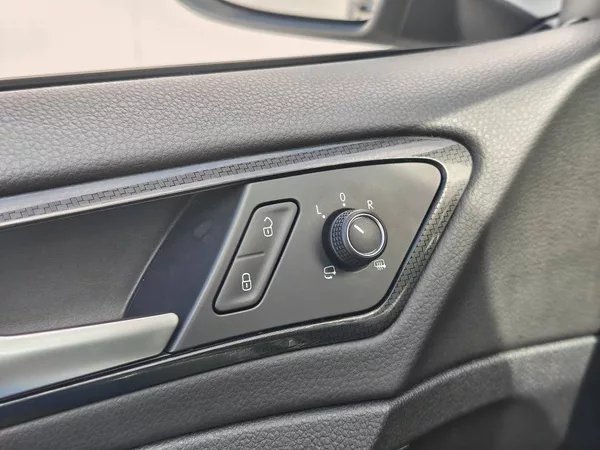 Volkswagen Golf R 4M 2,0TSi - foto 21