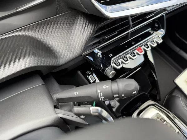 Peugeot 2008 ALLURE Hybrid 1,2 145 e-DCS6 - foto 17