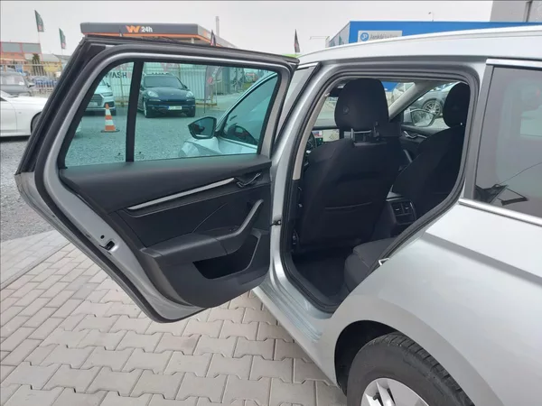 Škoda Octavia 2,0 TDI STYLE FUL LED S.KNIHA - foto 11