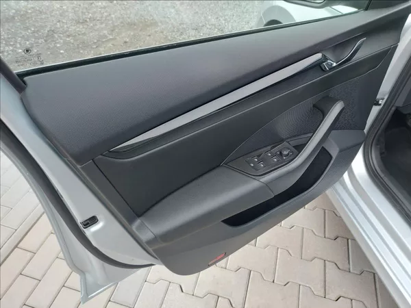 Škoda Octavia 2,0 TDI STYLE FUL LED S.KNIHA - foto 24