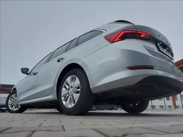 Škoda Octavia 2,0 TDI STYLE FUL LED S.KNIHA - foto 44
