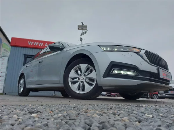 Škoda Octavia 2,0 TDI STYLE FUL LED S.KNIHA - foto 46