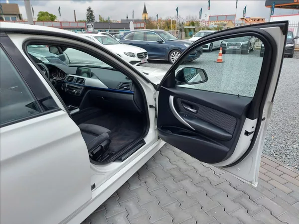 BMW Řada 3 320d M-Sport aut Touring - foto 21