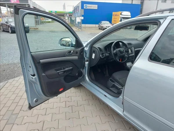 Škoda Octavia 1,4 TSI Elegance S.KNIHA - foto 14