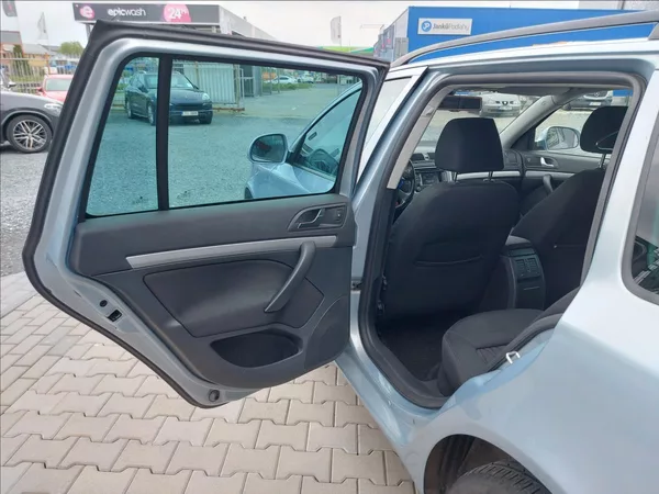 Škoda Octavia 1,4 TSI Elegance S.KNIHA - foto 16