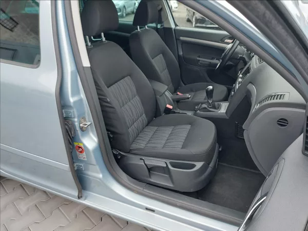 Škoda Octavia 1,4 TSI Elegance S.KNIHA - foto 27