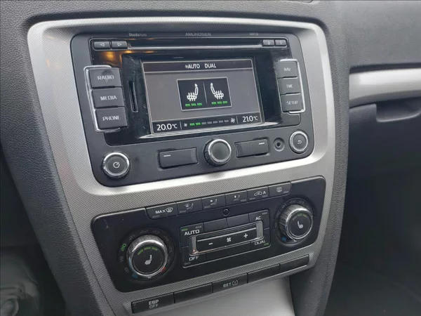 Škoda Octavia 1,4 TSI Elegance S.KNIHA - foto 40