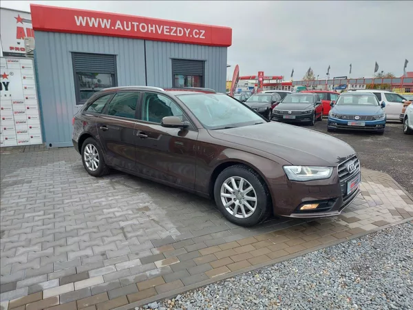 Audi A4 2,0 TDI AUT NAVI ČR S.KNIHA