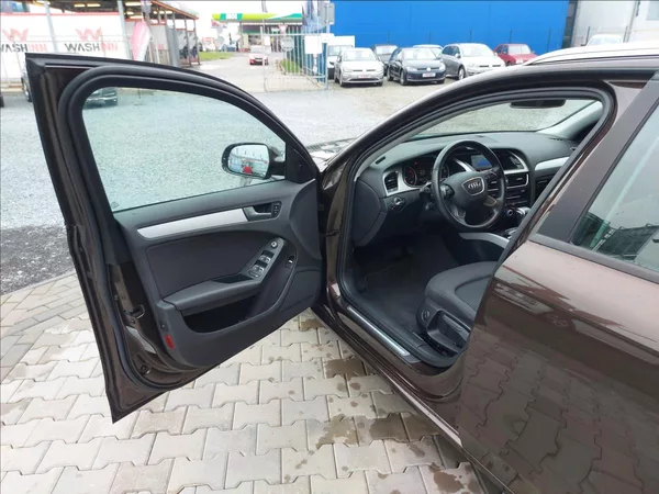 Audi A4 2,0 TDI AUT NAVI ČR S.KNIHA - foto 12
