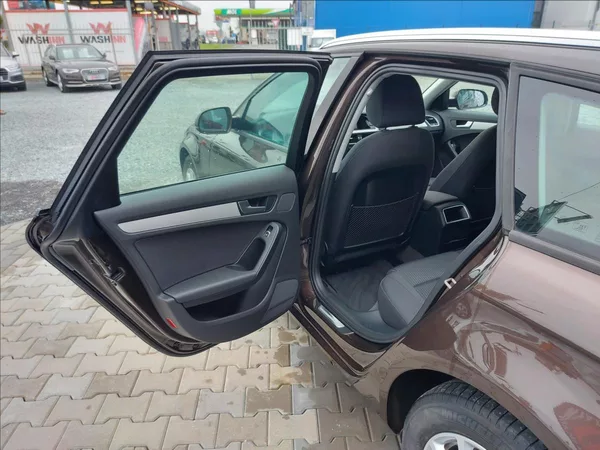 Audi A4 2,0 TDI AUT NAVI ČR S.KNIHA - foto 14