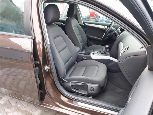 Audi A4 2,0 TDI AUT NAVI ČR S.KNIHA - foto 25