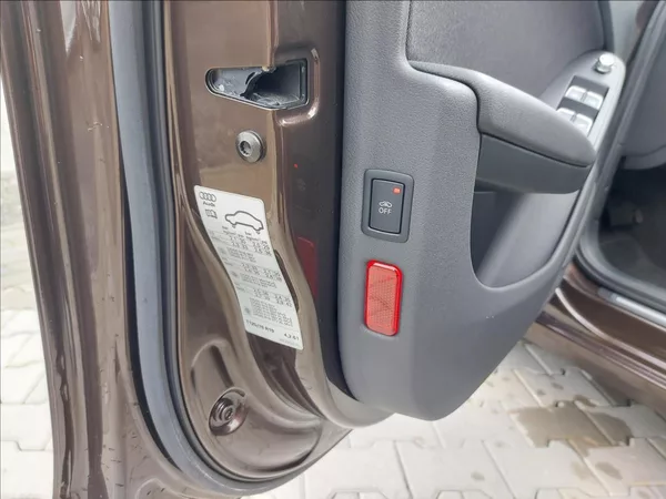 Audi A4 2,0 TDI AUT NAVI ČR S.KNIHA - foto 30