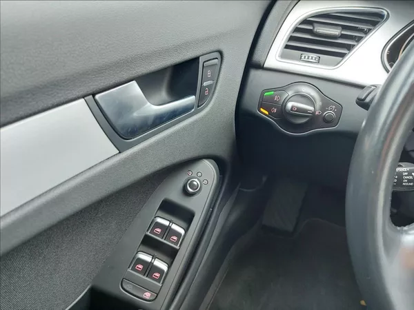 Audi A4 2,0 TDI AUT NAVI ČR S.KNIHA - foto 34