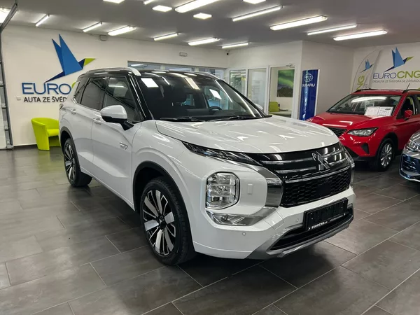 Mitsubishi Outlander 2.4 PHEV Instyle | 8 let | Nov