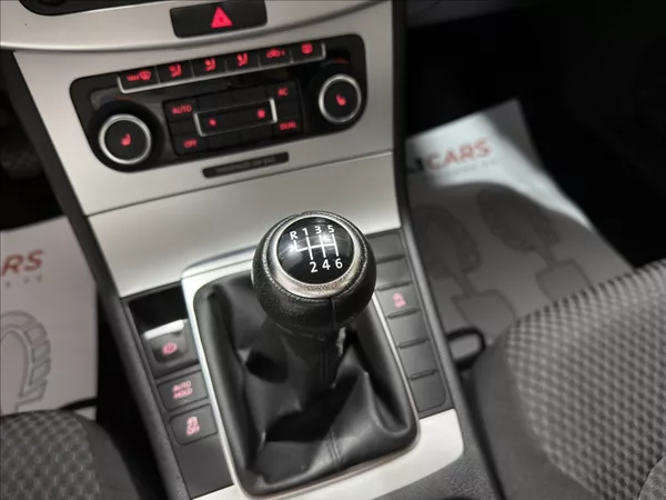 Volkswagen Passat 1,6 TDI 77KW VÝHŘEV TAŽNÉ - foto 15