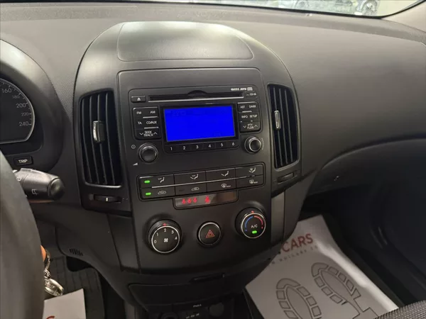 Hyundai i30 1,4 i KLIMATIZACE TAŽNÉ ALU - foto 10