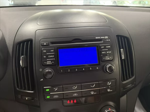 Hyundai i30 1,4 i KLIMATIZACE TAŽNÉ ALU - foto 11