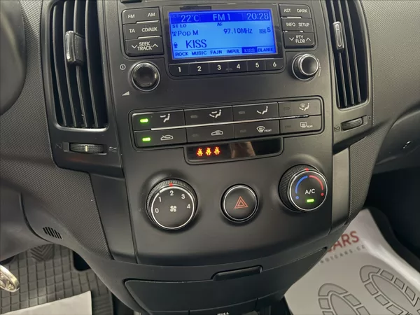 Hyundai i30 1,4 i KLIMATIZACE TAŽNÉ ALU - foto 12