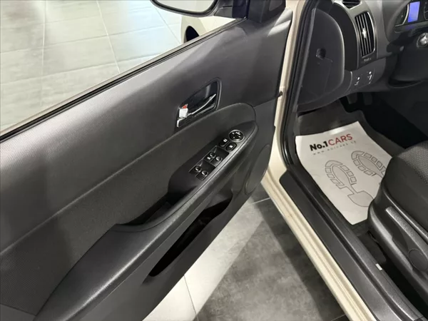 Hyundai i30 1,4 i KLIMATIZACE TAŽNÉ ALU - foto 6