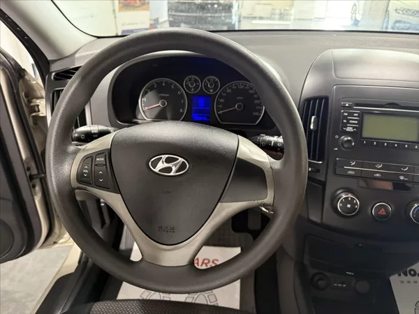 Hyundai i30 1,4 i KLIMATIZACE TAŽNÉ ALU - foto 8