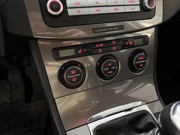 Volkswagen Passat 1,6 i KLIMA VÝHŘEV PO STK - foto 10