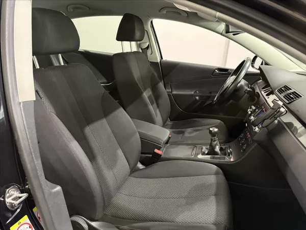Volkswagen Passat 1,6 i KLIMA VÝHŘEV PO STK - foto 12