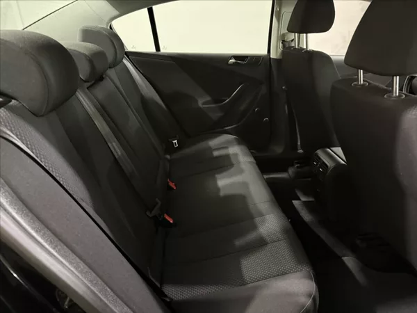 Volkswagen Passat 1,6 i KLIMA VÝHŘEV PO STK - foto 13