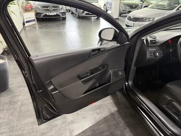 Volkswagen Passat 1,6 i KLIMA VÝHŘEV PO STK - foto 6