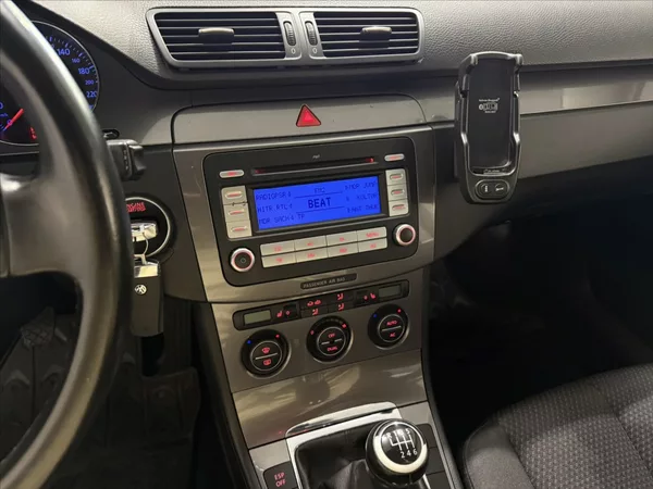 Volkswagen Passat 1,6 i KLIMA VÝHŘEV PO STK - foto 9