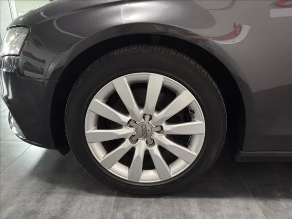 Audi A4 2,0 TDI B8 1.MAJITEL BI-XEN - foto 32