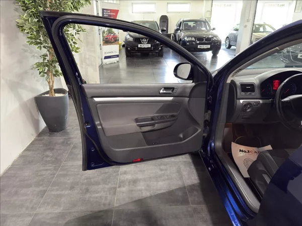 Volkswagen Jetta 1,9 TDI 77KW UNITED 1.MAJ - foto 6