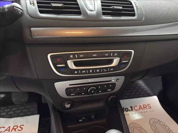 Renault Mégane 1,6 i LIMITED NAVI VÝHŘEV - foto 14