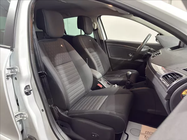Renault Mégane 1,6 i LIMITED NAVI VÝHŘEV - foto 22