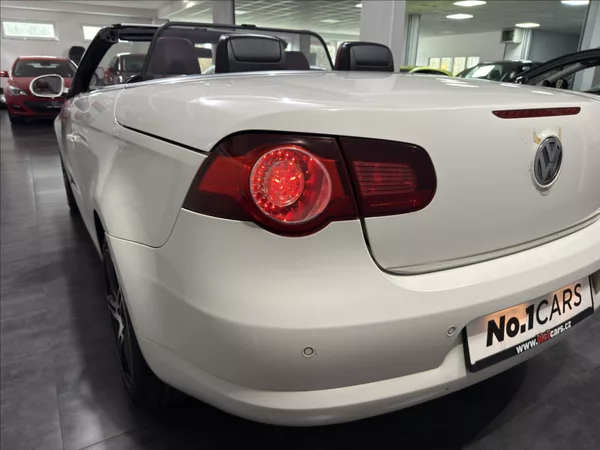 Volkswagen EOS 2,0 FSI ČERVENÁ KŮŽE BI-XEN - foto 22